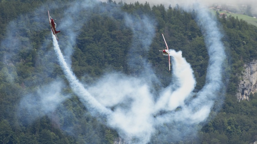 Das PC-7 Team beim Training anlaesslich des Trainingstages zu der 75-Jahr-Feierlichkeiten des Militaerflugplatz Meiringen am Donnerstag, 16. Juni 2016, in Meiringen. Die Feierlichkeiten mit verschiede ...