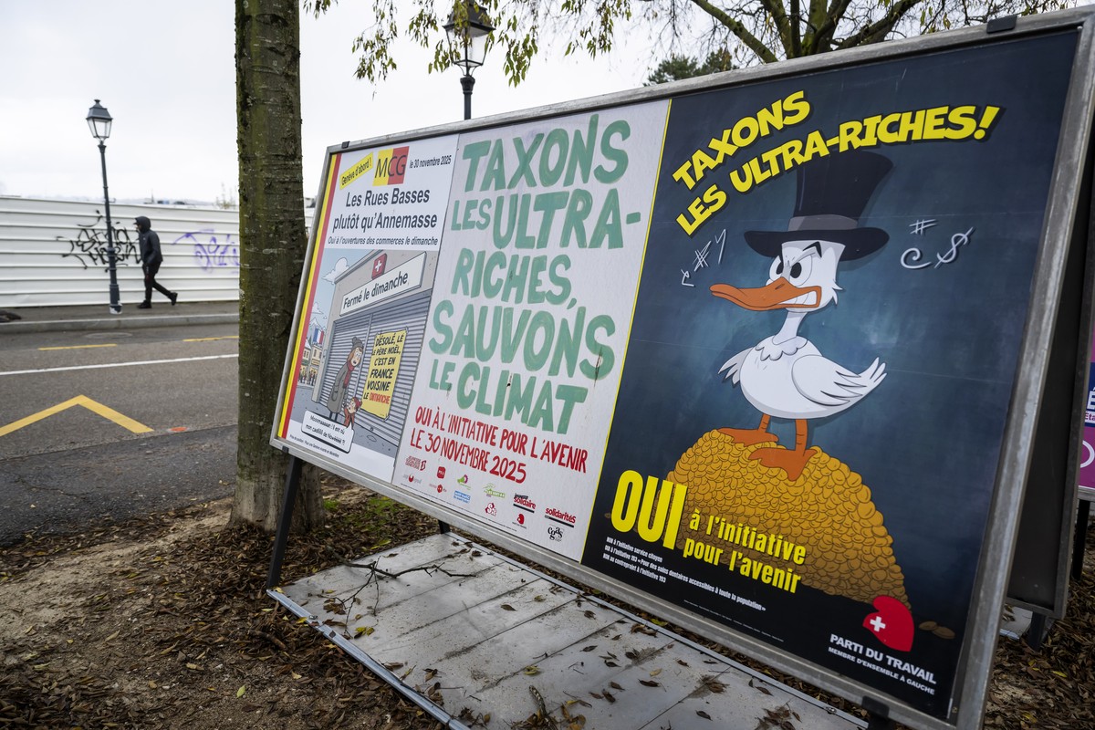 Une personne passe devant les affiches des partis politiques et des associations donnant leurs mots d'ordre pour les votations cantonale, federale et une votation municipale, du dimanche 30 novem ...