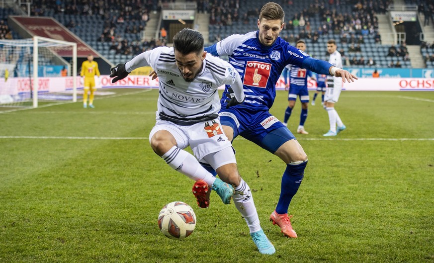 Simon Grether, recht, von Luzern im Spiel gegen Matias Palacios, links, von Basel beim Super League Meisterschaftsspiel zwischen dem FC Luzern und dem FC Basel vom Sonntag, 30. Januar 2022 in Luzern.  ...