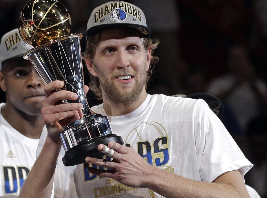 Dallas Mavericks&#039; Dirk Nowitzki holds up the MVP trophy after Game 6 of the NBA Finals basketball game against the Miami Heat Sunday, June 12, 2011, in Miami. Der 32-Jaehrige steigt nach 13 Jahre ...