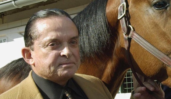 CAE02 - 20020307 - DEAUVILLE, CALVADOS, FRANCE : Alec Wildenstein (L) poses, 07 March 2002 in Deauville, with his new horse Késaco Phédo, winner of the three-year Critérium and of the Prix de Vincenne ...