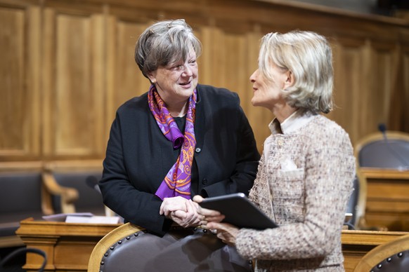 Isabelle Chassot, Mitte-FR, links, spricht mit Andrea Gmuer, Mitte-LU, rechts, waehrend der Wintersession der Eidgenoessischen Raete, am Dienstag, 10. Dezember 2024 im Staenderat in Bern. (KEYSTONE/An ...