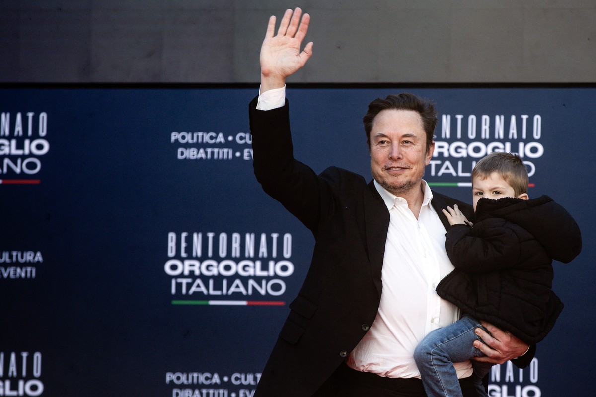 epa11032291 US tech entrepreneur Elon Musk, owner of Tesla, SpaceX and X, waves as he attends the third day of the Atreju 2023 political festival in the gardens of Castel Sant'Angelo, Rome, Italy ...