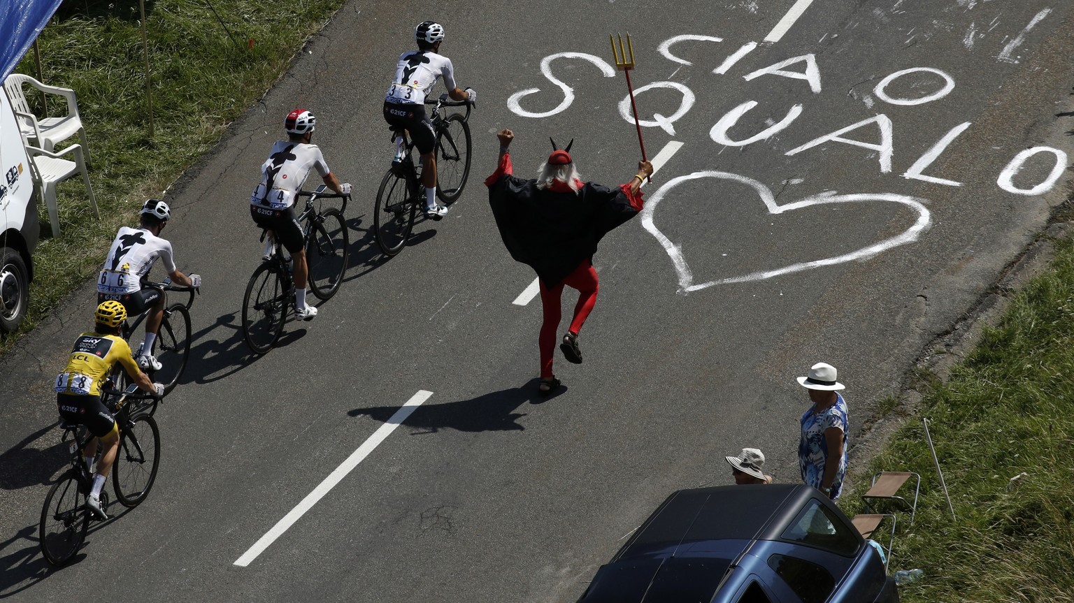 epa06908202 The pack of riders in action during the 16th stage of the 105th edition of the Tour de France cycling race over 218km between Carcassonne and Bagneres-de-Luchon, France, 24 July 2018. EPA/ ...