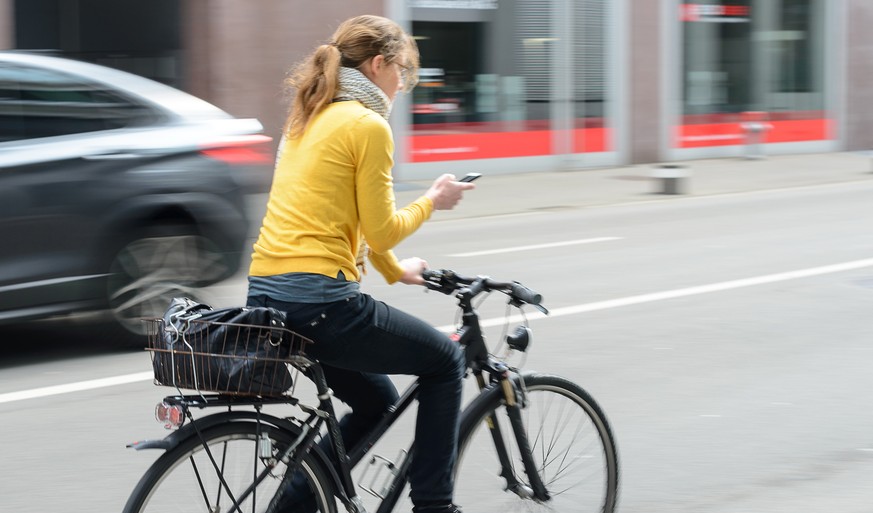 42 Prozent der Velofahrer nutzen ihr Smartphone, während sie im Verkehr unterwegs sind. Das zeigt eine Studie der Stiftung für Prävention der AXA. Am häufigsten verwenden sie es, um zu telefonieren un ...