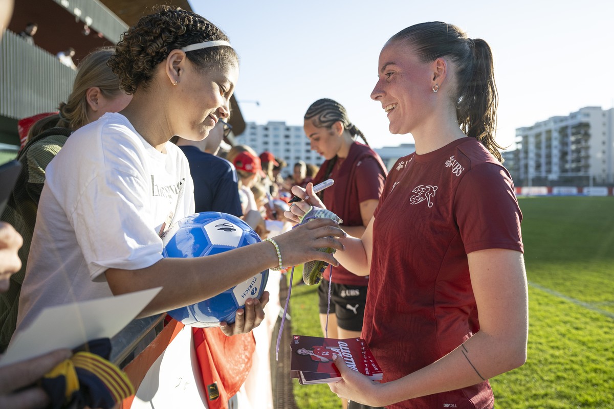 Smilla Vallotto verteilt Autogramme nach dem Training der Schweizer Frauen Fussball Nationalmannschaft, am Mittwoch, 8. April 2026, in Zuerich. (KEYSTONE/Andreas Becker)