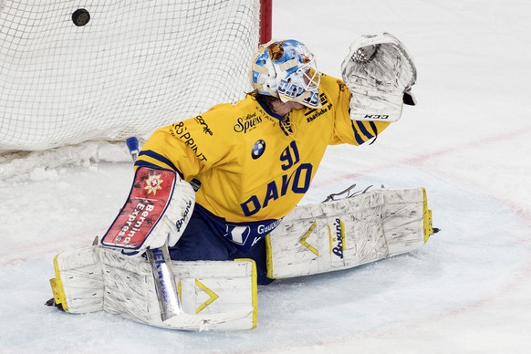 Davos Goalie Gilles Senn muss den Treffer zum 1:0 hinnehmen im Eishockey Meisterschaftsspiel der National League zwischen dem EHC Biel und dem HC Davos, am Samstag, 20. Januar 2018, in der Tissot Aren ...