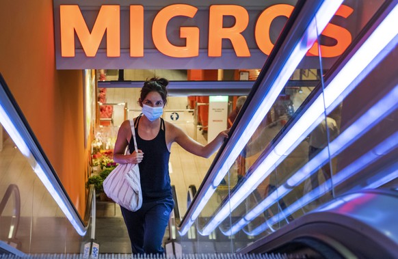 Eine Kundin traegt eine Gesichtsmake in der Migros an der Muelhauserstrasse in Basel, am Montag, 24. August 2020. Der Kanton Basel-Stadt fuehrt als erster Deutschschweizer Kanton wegen der steigenden  ...