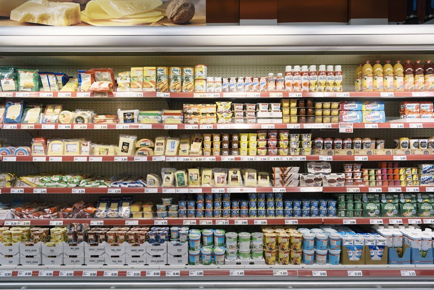 ARCHIVBILD ZU CS-STUDIE ZUM SCHWEIZER DETAILHANDEL -- Cooling shelves in a branch of retailer Denner in Rueschlikon, canton of Zurich, Switzerland, on May 10, 2016. (KEYSTONE/Christian Beutler)