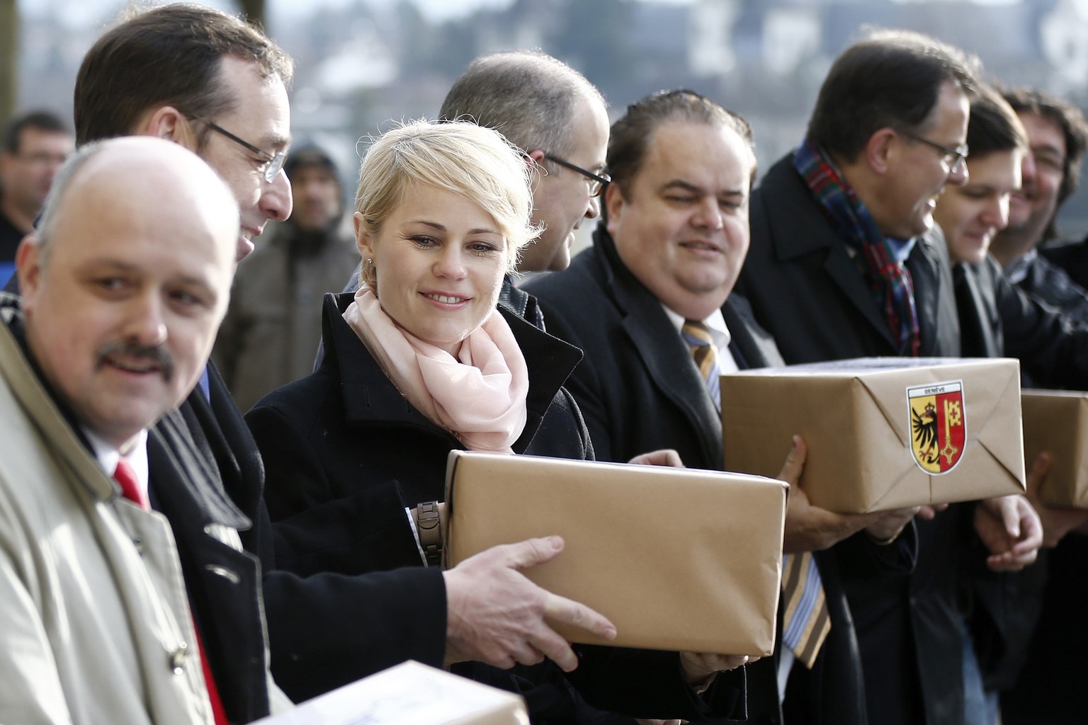 Natalie Rickli beim Übergeben der Unterschriften an die Bundeskanzlei.