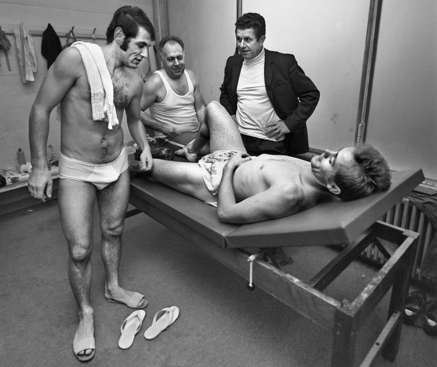 FCZ-Spieler Jakob &quot;Koebi&quot; Kuhn liegt nach einem Training im November 1969 in Zuerich im Beisein des Trainers Georg Gawliczek, rechts, auf der Liege und wird von Bamert, Mitte, massiert. Auch ...