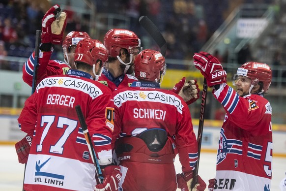 Die Rapperswiler jubeln nach dem 1-2 Anschlusstor, SC Rapperswil-Jona Lakers Stuermer Sven Lindemann, rechts, im Eishockey Meisterschaftsspiel der National League zwischen den Rapperswil-Jona Lakers u ...