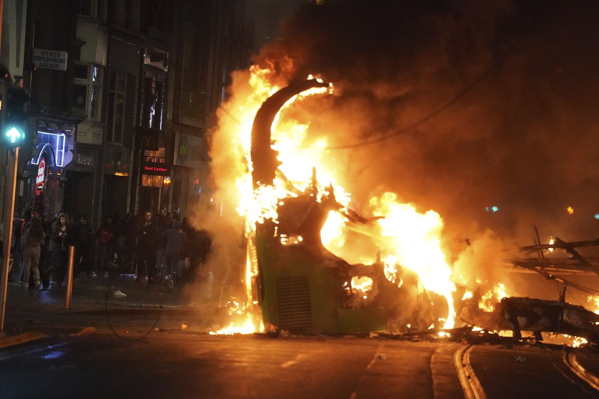Un bus en feu, en plein centre de Dublin.