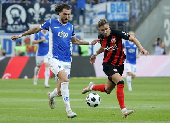 epa10810305 Frankfurt&#039;s Jesper Lindstroem (R) in action against Darmstadt&#039;s Fraser Hornby (L) during the German Bundesliga soccer match between Eintracht Frankfurt and SV Darmstadt 98 in Fra ...