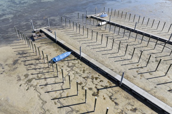 Gestrandete Schiffe auf dem Untersee, aufgenommen am Mittwoch 2. April 2025 im thurgauischen in Mannenbach-Salenstein. Wegen zu wenig Regen und Schmelzwasser ist der Wasserstand am Bodensee sehr niedr ...