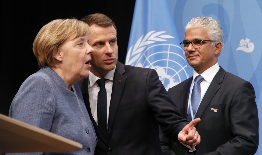 epa06331441 French President Emmanuel Macron (C) and Germany Chancellor Angela Merkel (L) during the opening ceremony of the UN Climate Change Conference COP23 in Bonn, Germany, 15 November 2017. The  ...