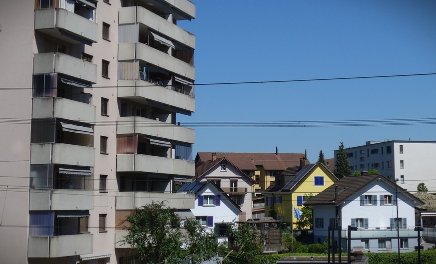 Die Gemeinde Emmen im Kanton Luzern lebt das, wovor die SVP im Abstimmungskampf zur Initiative Keine 10-Millionen-Schweiz warnt: Sie wächst, sie verdichtet und beherbergt besonders viele Ausländerinne ...