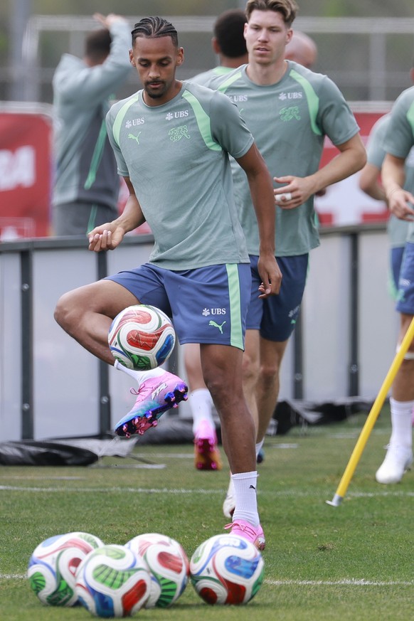 Switzerland's Djibril Sow and his teammates warm up during a training session of the Swiss national soccer team at the SDJA in San Diego, California, USA, Wednesday, June 3, 2026, ahead of the 20 ...