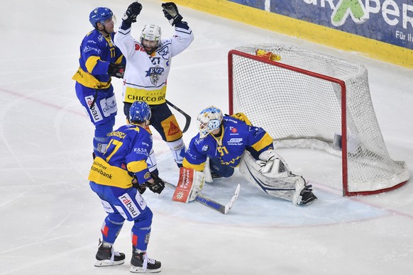 Josh Holden von Zug, zweiter von links, trifft zum 0-2 gegen Goalie Gilles Senn von Davos, beim zweiten Playoff-Halbfinalspiel der National League A zwischen dem HC Davos und EV Zug, am Donnerstag, 23 ...