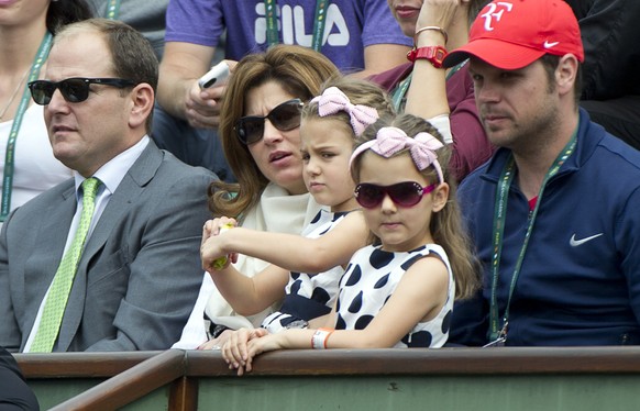 Mirka Federer und die Zwillinge Myla und Charlene sahen einen problemlosen Auftaktsieg des Familienoberhaupts.