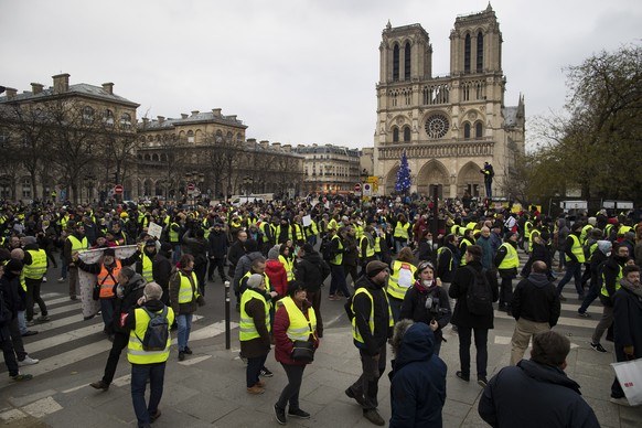 epa07264055 Protesters walk alongside the Seine river during a &#039;Yellow Vests&#039; protest in Paris, France, 05 January 2019. The so-called &#039;gilets jaunes&#039; (yellow vests) is a grassroot ...