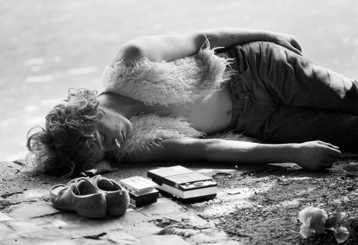 A young man listens to music from a tape recorder, pictured at an unknown place in Switzerland in the 1970s. (KEYSTONE/PHOTOPRESS-ARCHIV/Str)

Ein junger Mann hoert Musik ab Tonband-Kassette, aufgenom ...