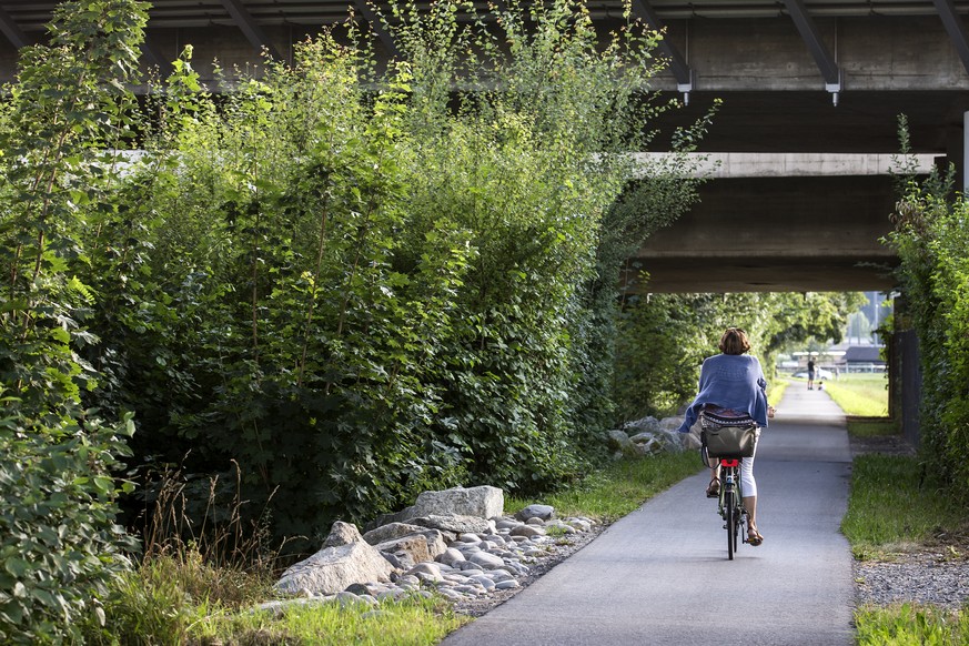 Eine Radfahrerin beim Dammweg in Emmen am Dienstag, 4. August 2015. Dort wurde am 21. Juli 2015 eine 26-jaehrige Frau vom Velo gerissen und vergewaltigt. (KEYSTONE/Alexandra Wey)