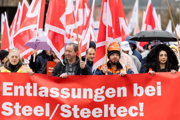 Demonstrierende wehren sich anlaesslich einer Solidaritaetskundgebung zum Stellenabbau bei Steeltec, eine Tochterfirma von Swiss Steel, am Samstag, 7. Dezember 2024 in Emmenbruecke. Der angeschlagene  ...