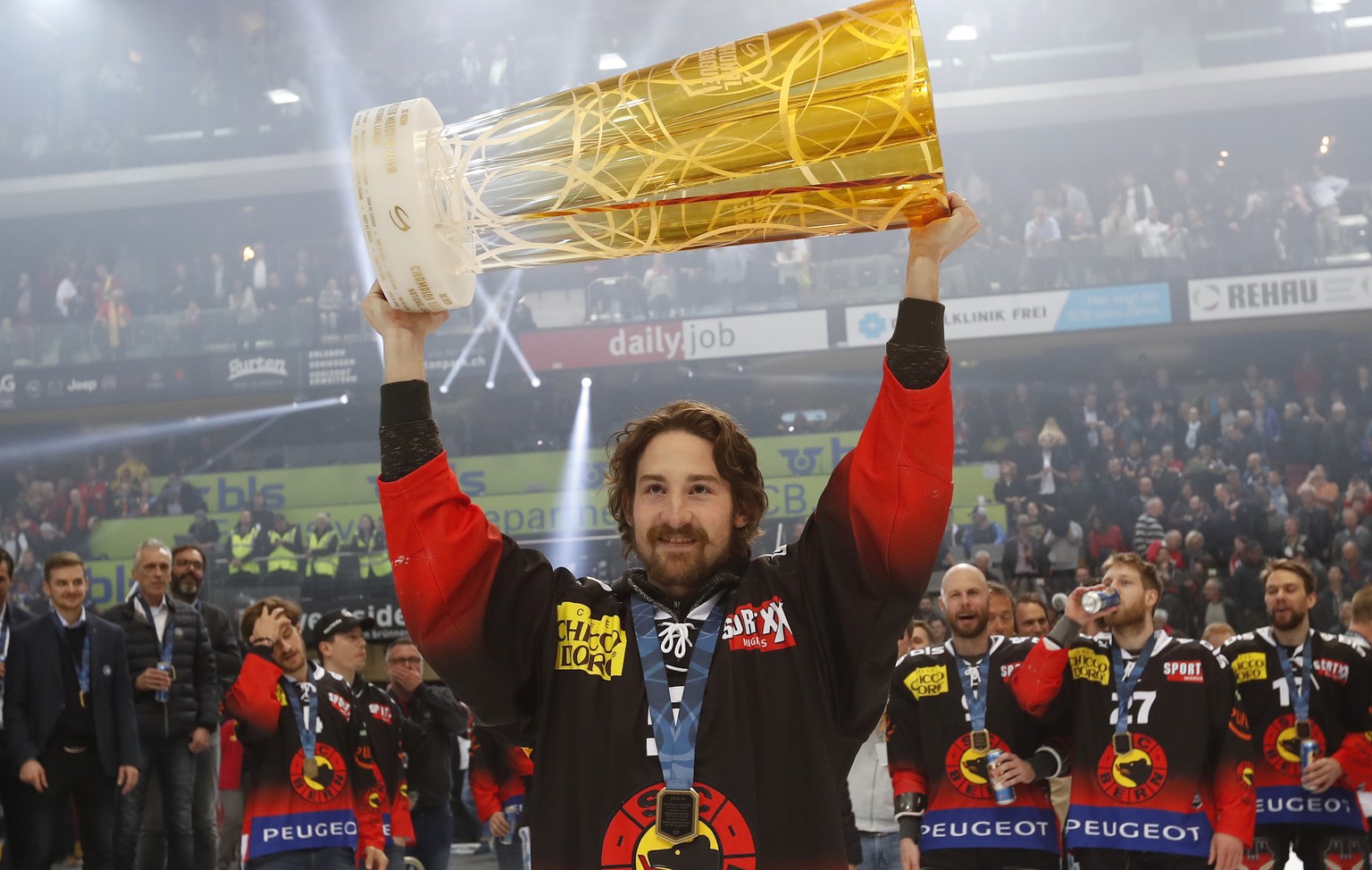 CAPTION CORRECTION: NAME DES SPIELERS --- Berns Adam Almquist hebt den Pokal zum Meistertitel nach dem fuenften Eishockey Playoff-Finalspiel zwischen dem SC Bern und dem EV Zug, am Ostersamstag, 20. A ...