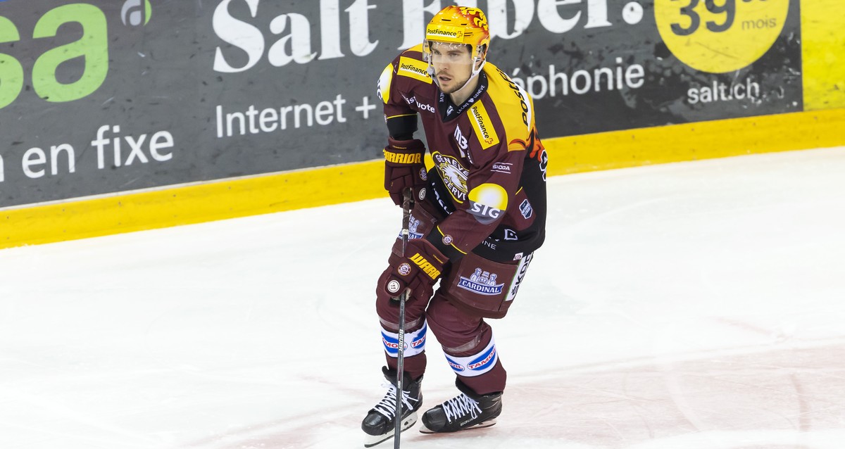 PostFinance Top Scorer Geneve-Servette's defender Henrik Toemmernes, of Sweden, controls the puck, during a National League regular season game of the Swiss Championship between Geneve-Servette H ...