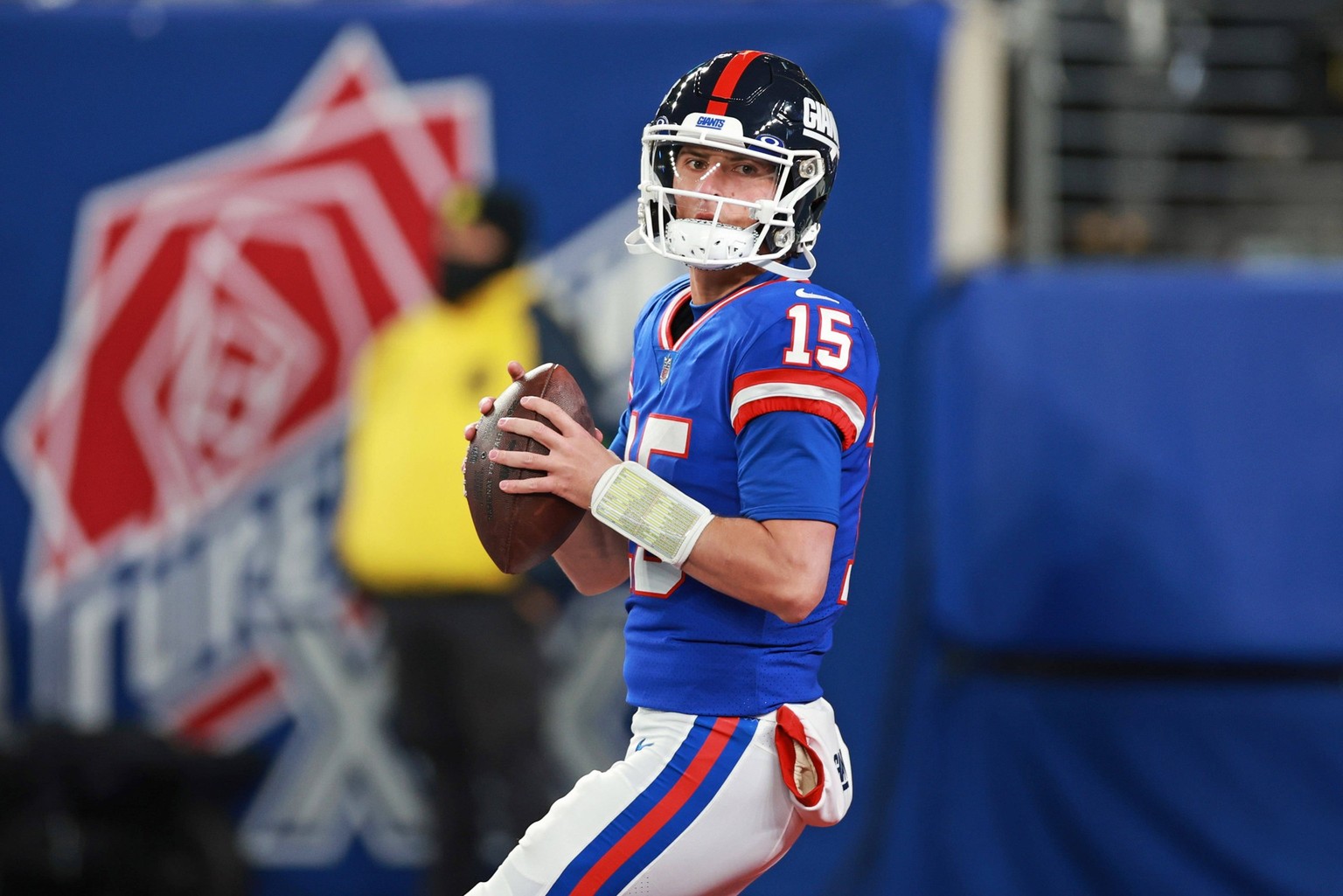 NFL, American Football Herren, USA Green Bay Packers at New York Giants Dec 11, 2023 East Rutherford, New Jersey, USA New York Giants quarterback Tommy DeVito 15 warms up before the game against Green ...