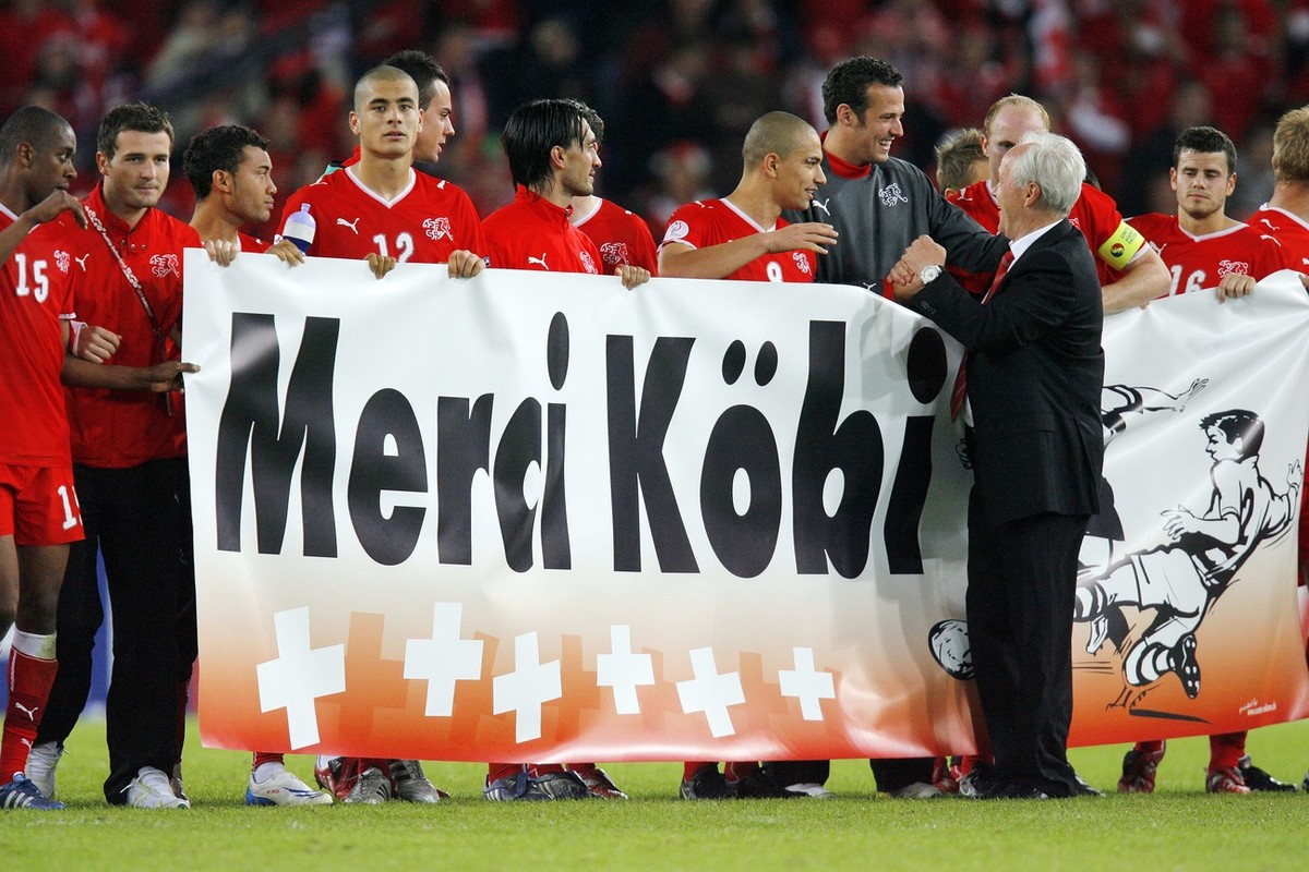 ARCHIVBILD ZUM TOD VON KOEBI KUHN --- Swiss National players say thank you to their Head Coach Jakob "Koebi" Kuhn, right, after the third match of Group A between Switzerland and Portugal du ...