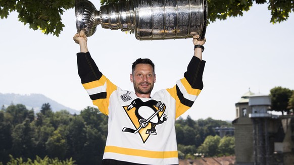 Switzerland&#039;s Mark Streit poses with the Stanley Cup trophy in Bern, Switzerland, August 2, 2017. Streit won the trophy with the Pittsburgh Penguins in 2017. (KEYSTONE/Peter Klaunzer)