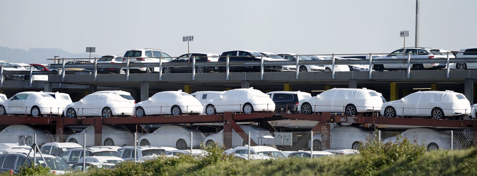 Als wäre nichts passiert: VW-Neuwagen in Lupfig AG stehen zur Auslieferung bereit.