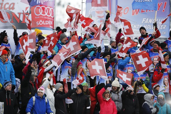 epa06375878 Swiss fans cheer during the women&#039;s Slalom of the Alpine Combined race of the FIS Alpine Skiing World Cup in St. Moritz, Switzerland, 08 December 2017. EPA/ALEXANDRA WEY