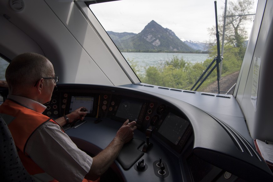 Ein Lokfuehrer faehrt einen Zug waehrend der Typentestfahrt im neuen Doppelstockzug der SBB &quot;FV Dosto&quot; zwischen Bern und Interlaken, am Donnerstag, 11. Mai 2017. (KEYSTONE/Anthony Anex)