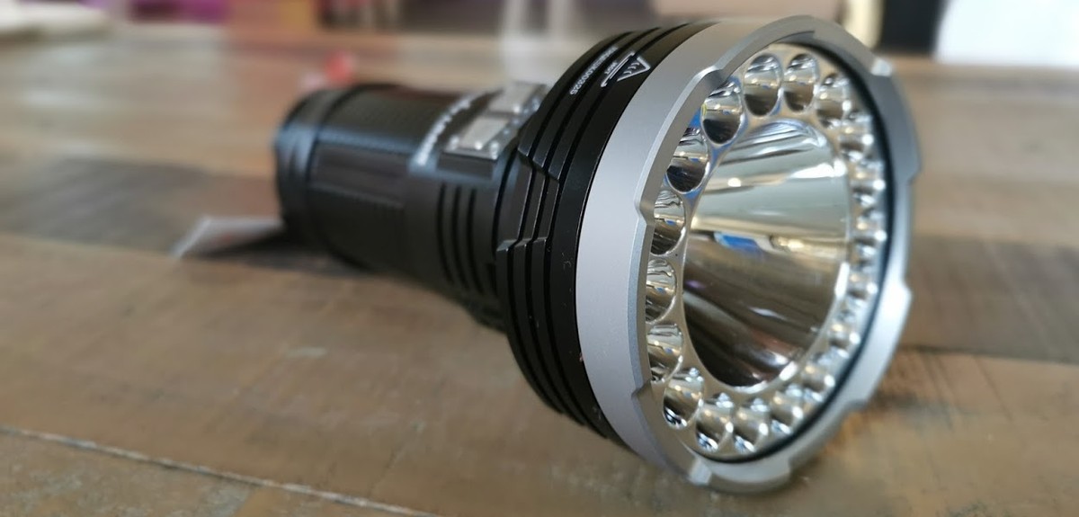 Die Fenix LR40R: Kopfdurchmesser: 80mm, Griffdurchmesser: 51Millimeter, Länge: 154 Millimeter, Gewicht: 697 Gramm (mit Akku). Und noch ein Hinweis: Das Testgerät wurde uns von Brack.ch zur Verfügung g ...
