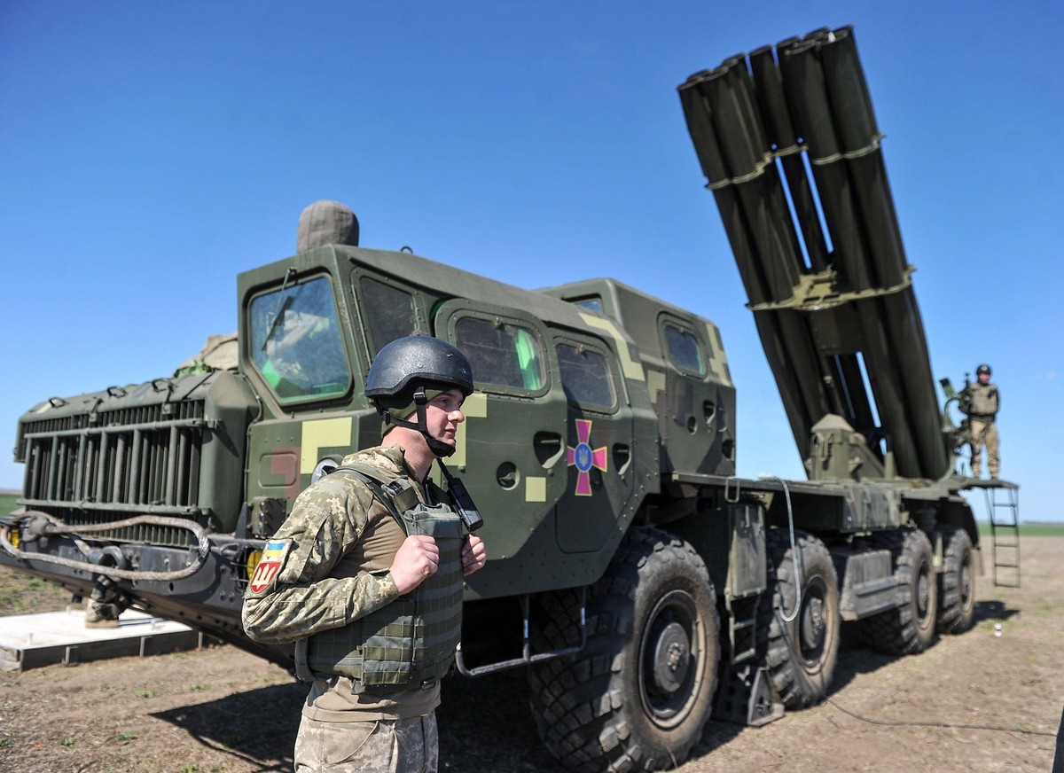 Service military men guard the Vilkha-M multiple launch rocket system (MLRS) during the missile test launch in Odesa Region, southern Ukraine, April 4, 2019. /VVB/ PUBLICATIONxINxGERxSUIxAUTxHUNxONLY  ...
