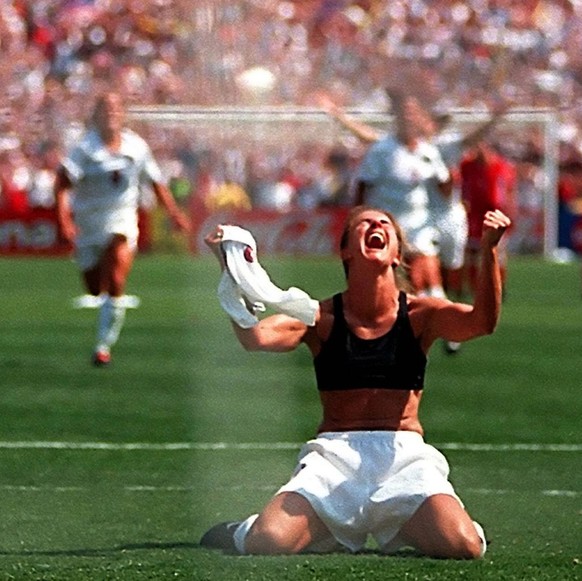 IMAGO / ZUMA Wire

July 10, 1999, Pasadena, California, USA: US midfielder American soccer BRANDI CHASTAIN, 30, drops to her knees after making the final and winning goal during penalty kicks, after t ...