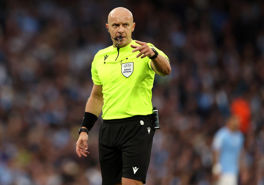 epa10635007 Referee Szymon Marciniak gestures during the UEFA Champions League semi-finals, 2nd leg soccer match between Manchester City and Real Madrid in Manchester, Britain, 17 May 2023. EPA/DAVID  ...