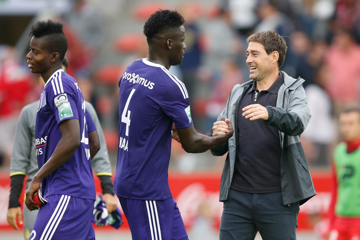 30.07.2016; Mouscron; Fussball Jupiler Pro League - Excel Mouscron - RSCA Anderlecht;Trainer Rene Weiler (Anderlecht) jubelt mit Spielern (Bruno Fahy/Zuma Sports Wire/freshfocus)