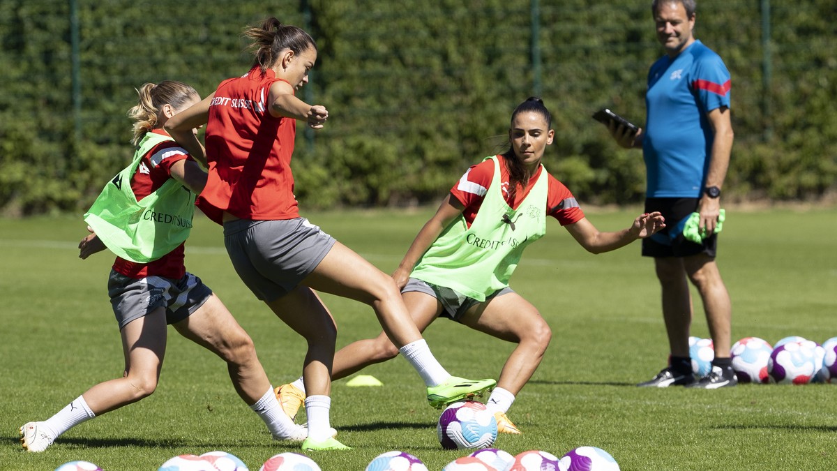 Switzerland's midfielder Riola Xhemaili, center, controls the ball past her teammates midfielder Sandrine Mauron, left, and forward Meriame Terchoun, right, during a training session of the subst ...