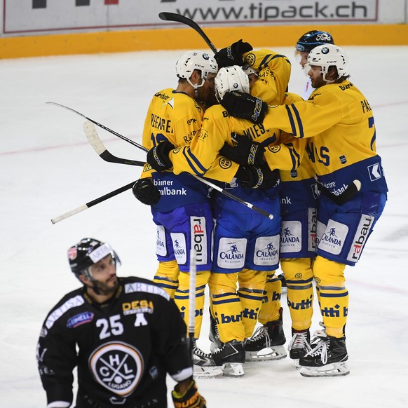 Davos&#039; players celebrate the 1-2 goal, during the preliminary round game of National League Swiss Championship 2017/18 between HC Lugano and HC Davos, at the ice stadium Resega in Lugano, Switzer ...