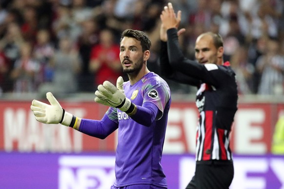 epa07862020 Dortmund&#039;s goalkeeper Roman Buerki (L) reacts during the German Bundesliga soccer match between Eintracht Frankfurt and Borussia Dortmund in Frankfurt Main, Germany, 22 September 2019 ...