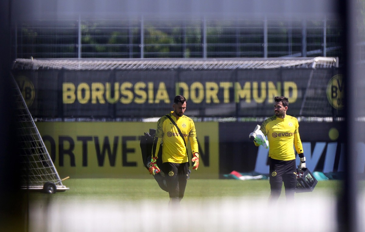epa08407295 Borussia Dortmund's goalkeeper Roman Buerki (R) attends his team's training session in Dortmund, Germany, 07 May 2020. The German Football League (DFL) announced on 07 May 2020 t ...