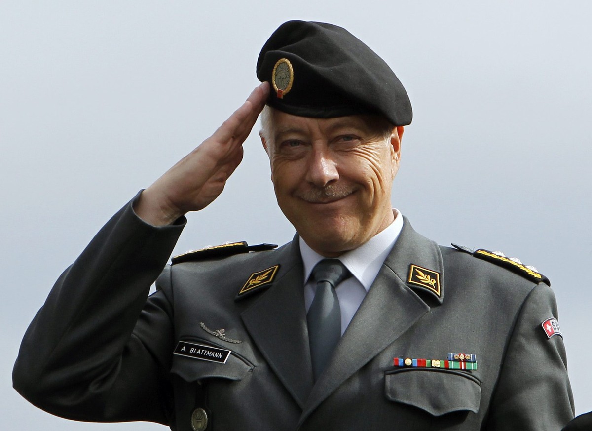ARCHIV --- ZUM RUECKTRITT VON ARMEECHEF ANDRE BLATTMANN STELLEN WIR IHNEN FOLGENDES BILD ZUR VERFUEGUNG --- Der Schweizer Armeechef Andre Blattmann, links, salutiert dem Umzug von mehreren hundert Rei ...