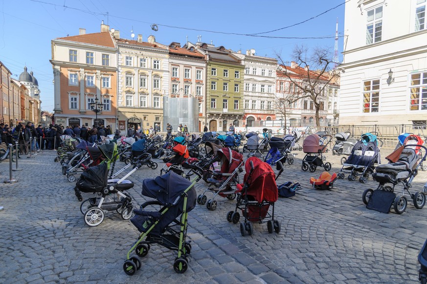 109 leere Kinderwägen erinnern an 109 Kinder, die von russischen Truppen seit dem 24. Februar 2022 getötet wurden.