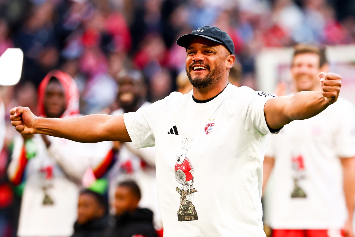 epa12900860 Head coach Vincent Kompany of Munich celebrates winning the German league title following the German Bundesliga soccer match between FC Bayern Munich and VfB Stuttgart, in Munich, Germany, ...