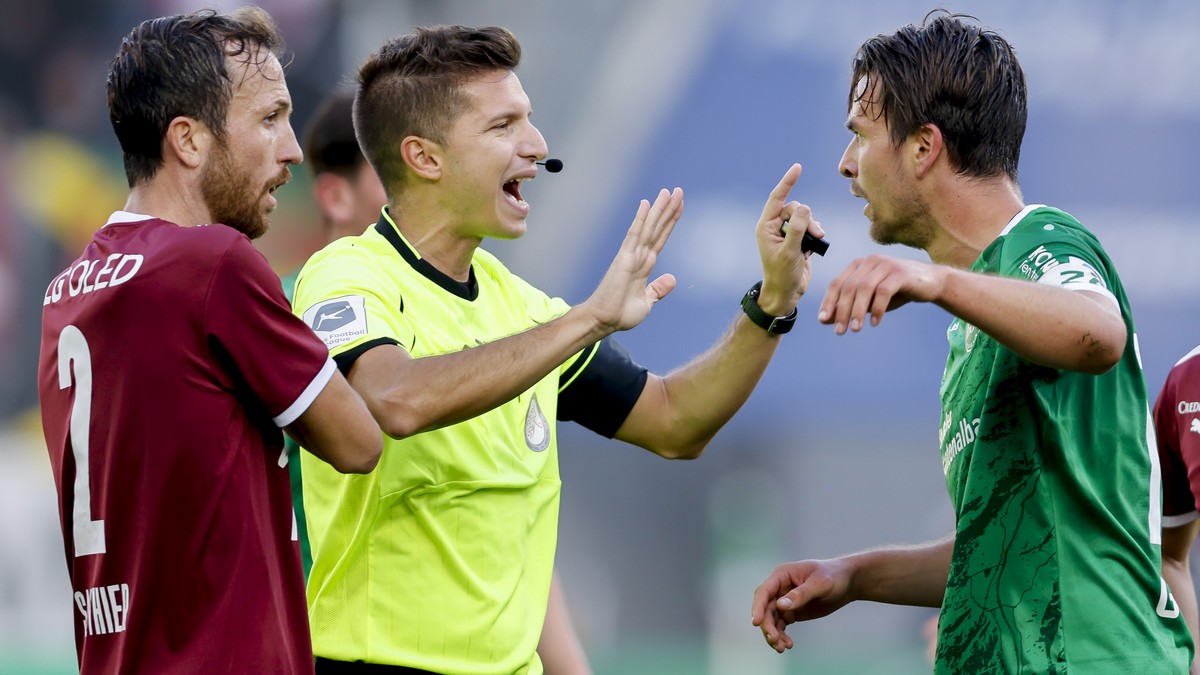 Schiedsrichter Luca Piccolo diskutiert mit St. Gallens Lukas Goertler, rechts, waehrend dem Meisterschaftsspiel der Super League zwischen dem FC St. Gallen und Servette FC am Sonntag, 17. Oktober 2021 ...