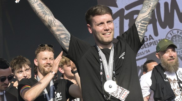 epa11356291 Coach Fabian Huerzeler of St. Pauli and teammates celebrate with the trophy of the 2nd division champion after winning the German Bundesliga second division in Hamburg, Germany, 20 May 202 ...